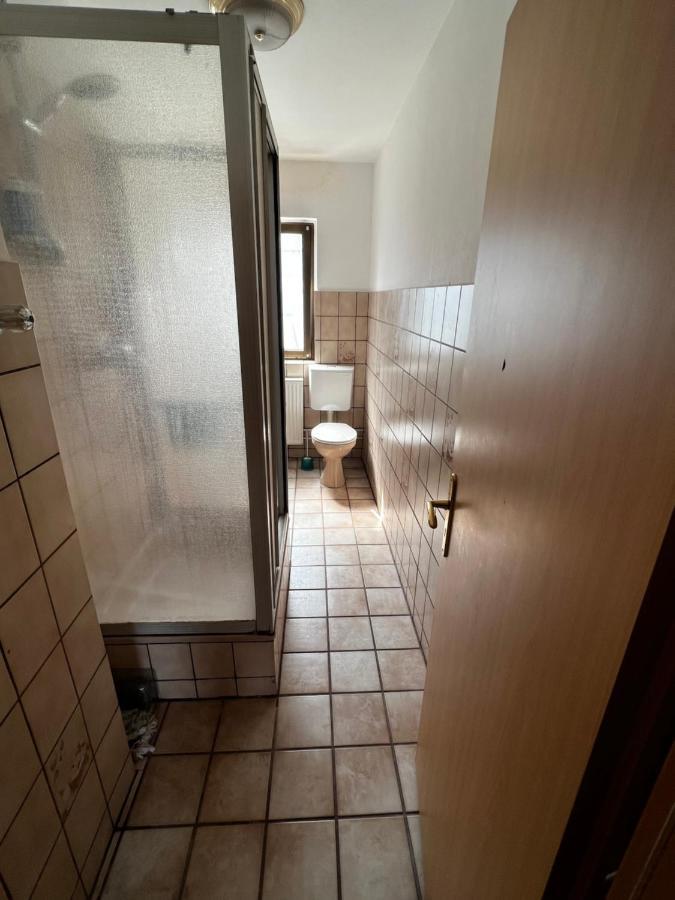 Praktisches Zimmer Im Grossen Haus Mit Garten Dusseldorf Luaran gambar