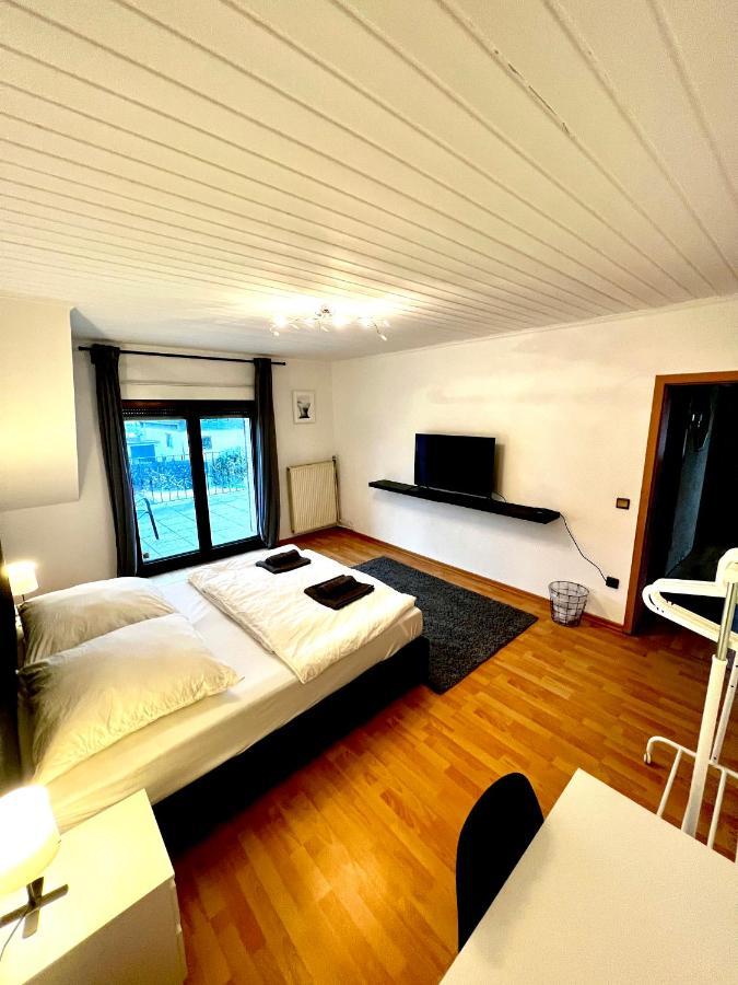 Praktisches Zimmer Im Grossen Haus Mit Garten Dusseldorf Luaran gambar